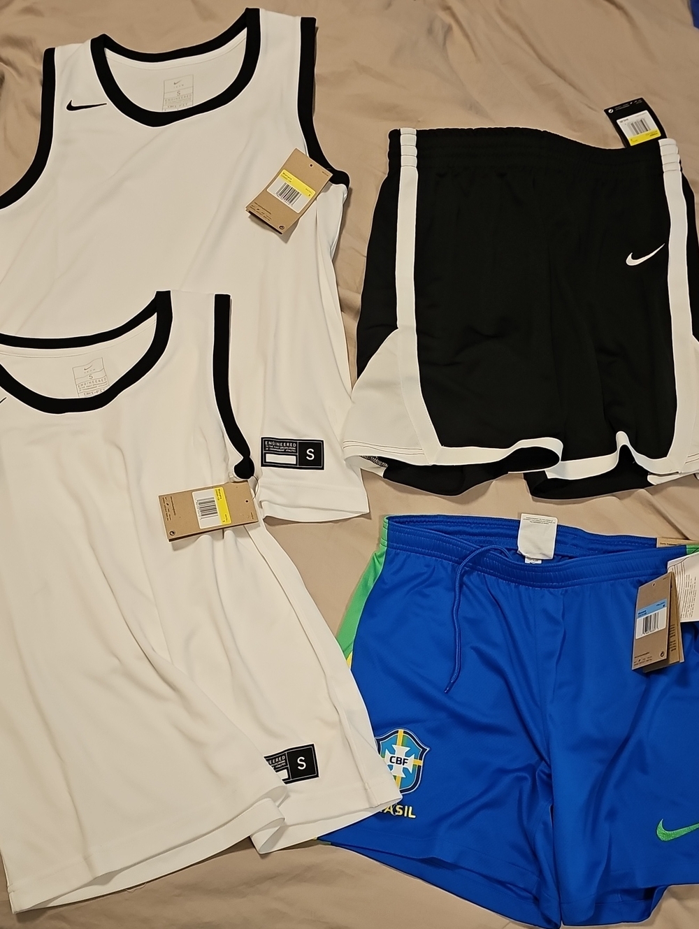 Small And Medium NEW NIKE Women's Tops And Shorts Bundle